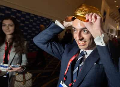 מועמד טראמפ נסוג מהתפקיד לאחר שנחשפו הודעות גזעניות שלו: יש בי צד נאצי