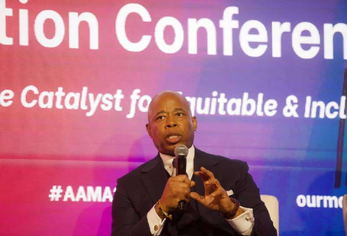 ‏ראש עיריית ניו יורק: "משבר המהגרים של ביידן הרס את העיר"