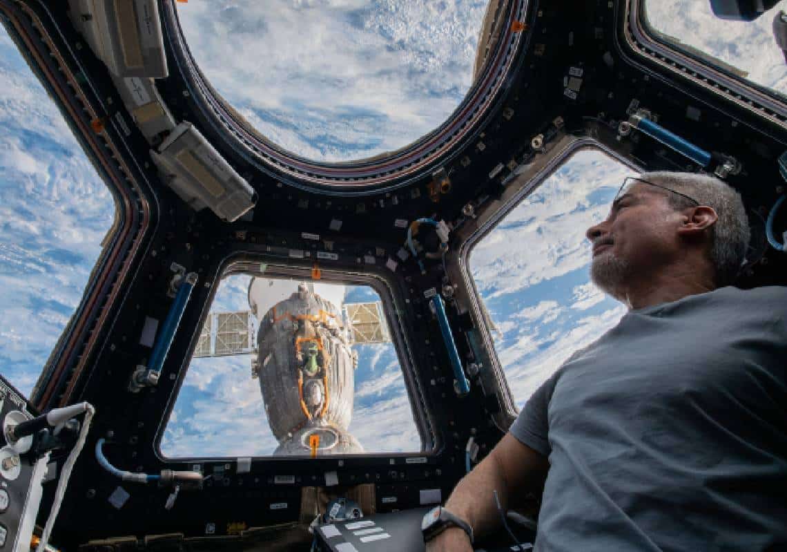 "עלול להיתקע לבד בחלל": רוסיה מאיימת לנטוש אסטרונאוט אמריקני במעבורת החלל הבינלאומית