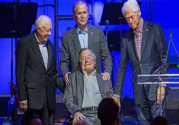 בוש האב הובהל לבית החולים: "הוא ערני ולא סובל"