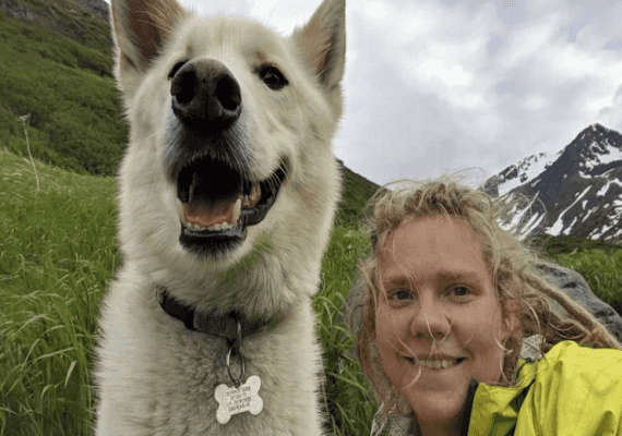 אלסקה: כלב חילץ צעירה מטביעה בעת שטיילה, וליווה אותה עד למקום מבטחים