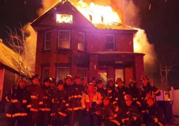 סופגים אש: ביקורת על כבאים שהצטלמו מול בית שעלה בלהבות