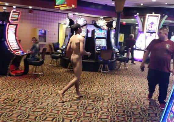מהומה בקזינו: שיכור הסתובב עירום בין השולחנות