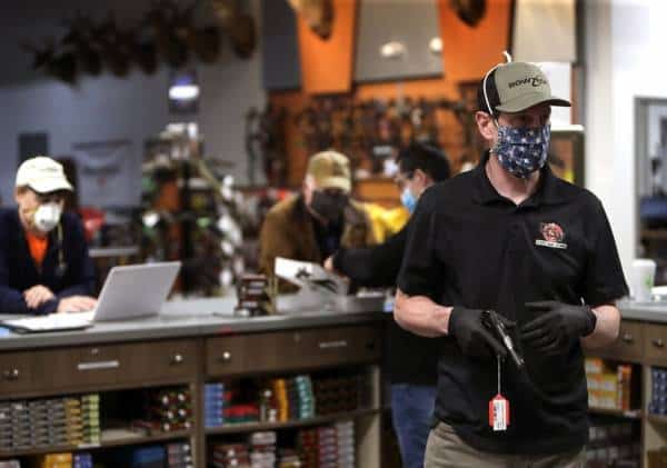 הנתונים חושפים: זינוק חד בביקוש לכלי נשק בארה"ב