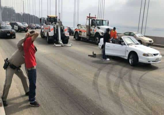 סן פרנסיסקו: מופע רכבים עצר את התנועה בגשר המפרץ
