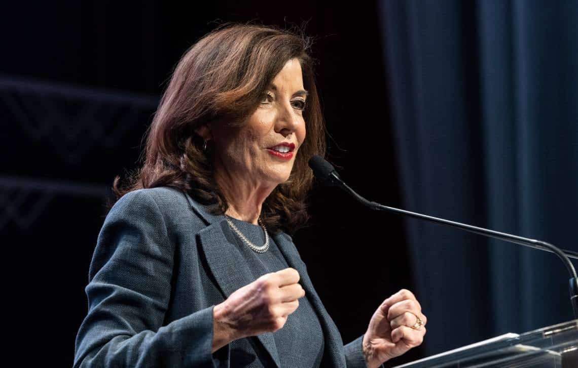 מושלת ניו יורק קוראת לצנזר מידע ברשת החברתית ולהגביל גישה לנשק באמריקה