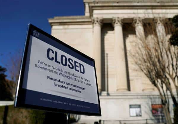 השבתת הממשל נכנסה ליומה השישי, שתי המפלגות צופות כי היא תמשיך אל תוך 2019