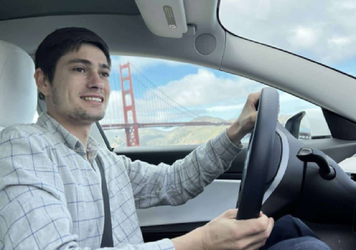 עובד טסלה פוטר לאחר שצילם עצמו מתנגש בעמוד תנועה תוך שימוש באופציית ה'נהג האוטונומי' ומעלה את הסרטון ליוטיוב