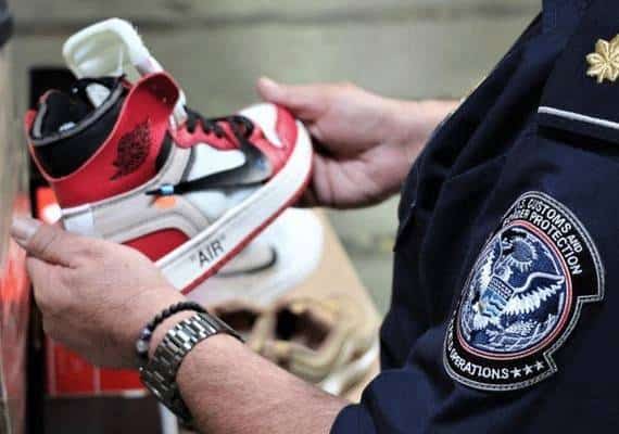 עשרות אלפי זיופים של נעלי נייקי יוקרתיות בשווי מיליונים הוברחו ללוס אנג'לס