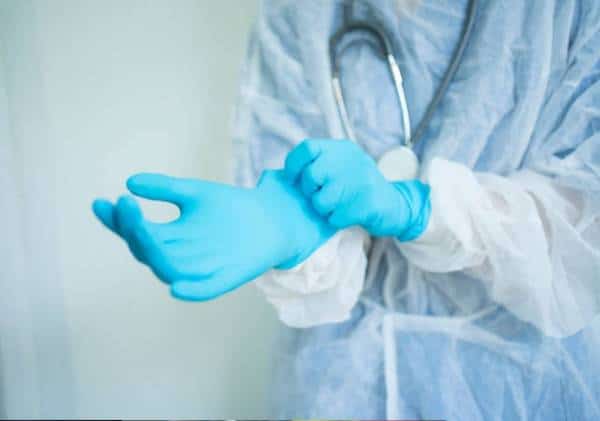 "הצעתי שיבדק, והוא השתעל לתוך פניי", אחות המרפאה תובעת רופא שהדביק אותה בכוונה לאחר ששב ממסיבה במיאמי ביץ'