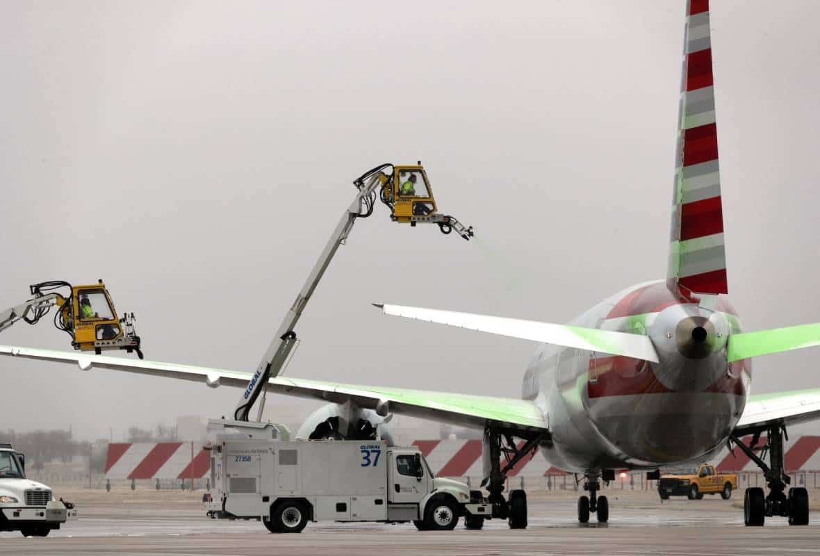 בעקבות סופת שלגים קיצונית: שיבושים נרחבים בנמלי התעופה ברחבי ארה"ב