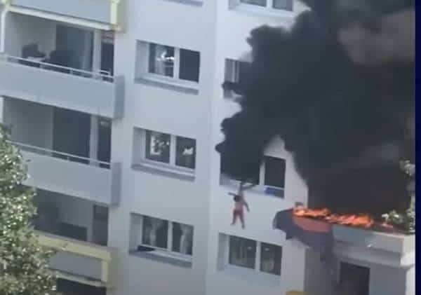 גיבורי השבוע: שכנים שתפסו בידיים חשופות ילדים שקפצו מגובה קטלני, בבניין על עמודים