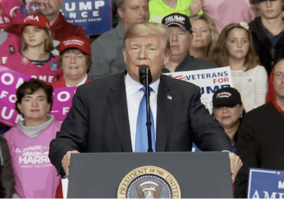 טראמפ התייחס ל"עוינות העמוקה" של התקשורת, הקהל בעצרת הגיב בהתאם