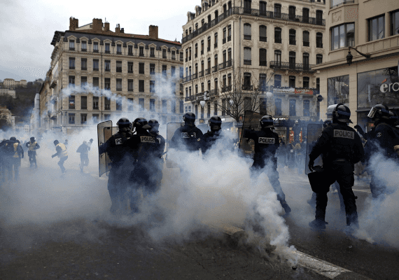 צרפת: מחאת "הווסטים הצהובים" מסרבת להיחלש - 1,220 מפגינים נעצרו בסוף השבוע