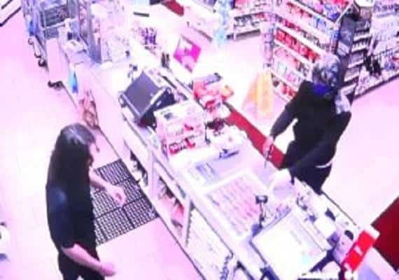 דרום קליפורניה: תוך שעה אחת- שני מקרי שוד מזוין בחנויות נוחות במחוז אורנג'