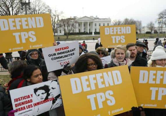 מכה למדיניות ההגירה של טראמפ: צו מניעה נגד גירוש 240 אלף מהגרים