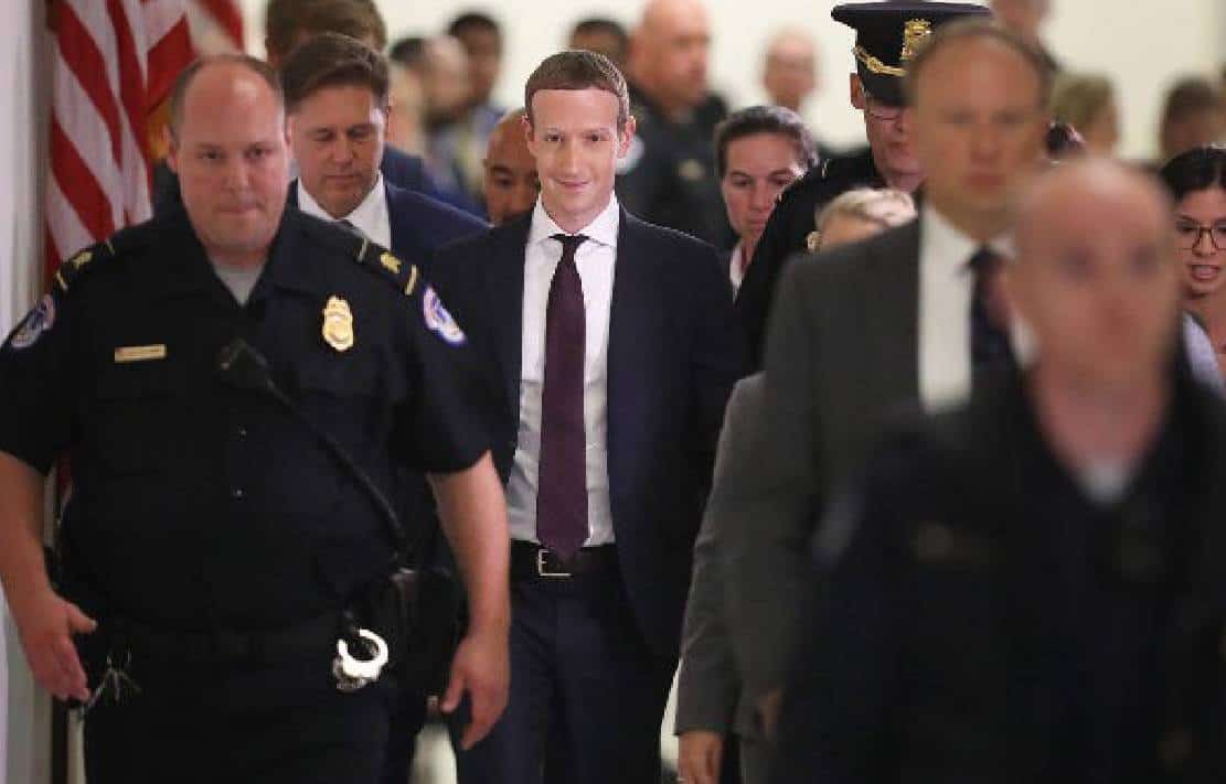 ‏צוקרברג מוציא מיליונים על אבטחה פרטית - במקביל נותן כסף לתנועות "לנטרול המשטרה"‏