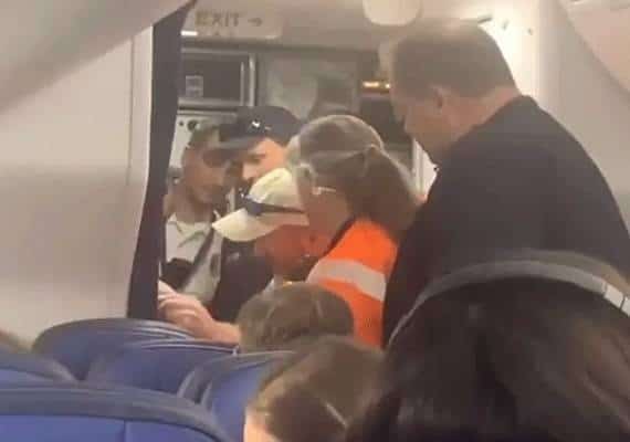 אירוע חריג במהלך טיסת יונייטד לסן פרנסיסקו: נוסעת נלכדה בשירותים