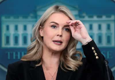 מבוכה בממשל האמריקאי: קרובת משפחה של דוברת הבית הלבן נעצרה על ידי רשויות ההגירה