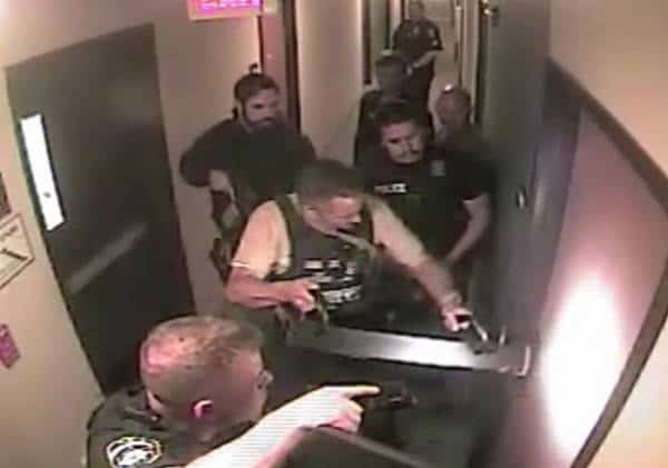 בת 8 נחטפה באלימות לתוך מכונית בזמן טיול בערב שבת עם אמה: סרטון דרמטי תיעד את המבצע לשחרורה