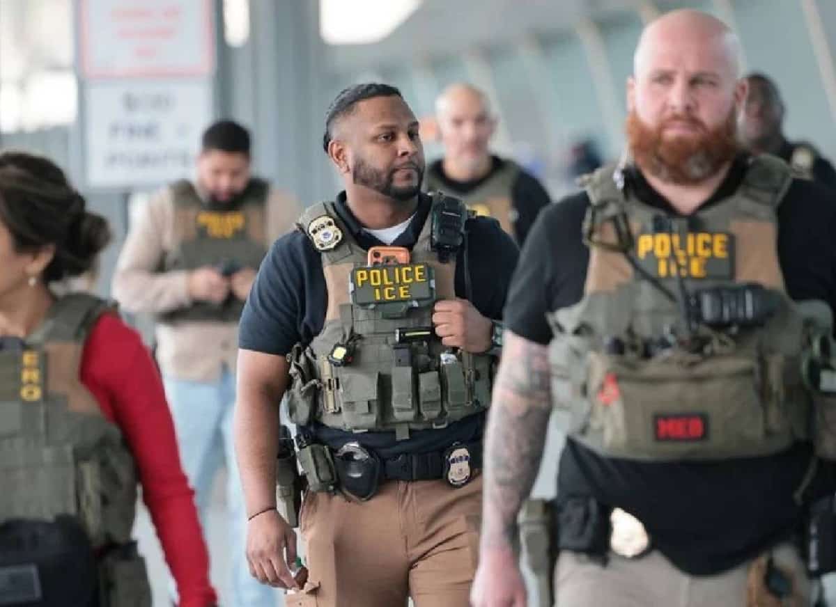 סוכני רשות ההגירה התמקמו ב-13 שדות תעופה אמריקאיים — ומיליוני נוסעים תוהים מה מחכה להם בביקורת הדרכונים 