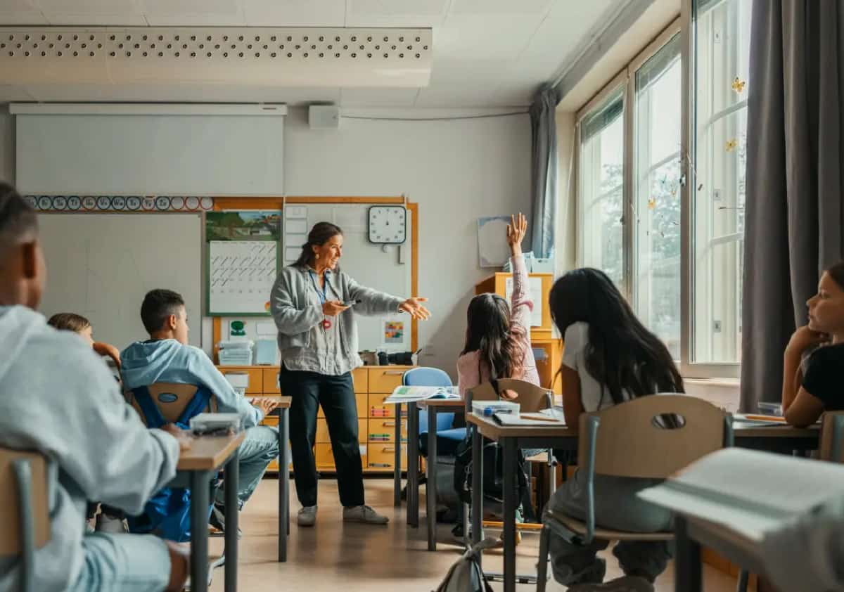 התלמידים איבדו רסן, הפוליטיקה נכנסה לכיתות: גל עזיבה חסר תקדים של מורים בקליפורניה