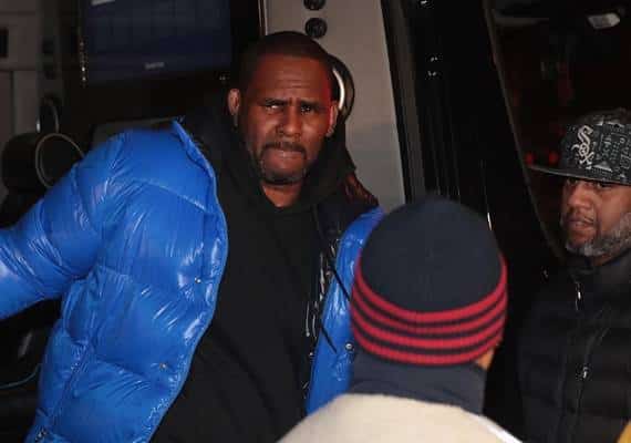 בעקבות הגשת כתב אישום: הזמר אר קלי הסגיר את עצמו למשטרה