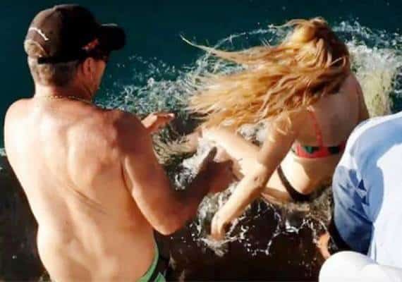 רץ ברשת: כריש משך אישה לתוך המים