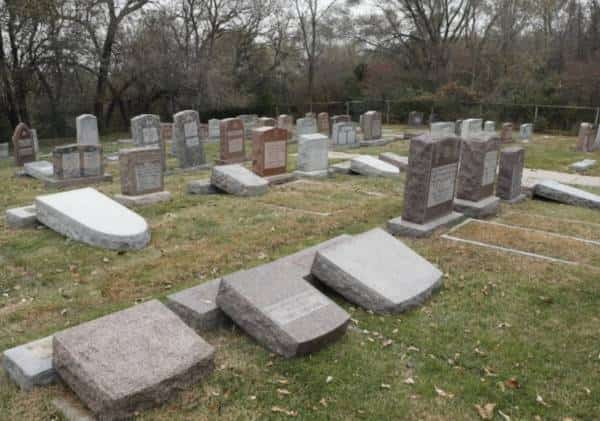 פשע שנאה בלב ארה"ב: עשרות מצבות הושחתו בבית קברות יהודי