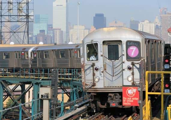 "מישהו כאן ימות": בפעם השנייה בשבועיים, שבר מתכת נפל ממסילת רכבת על מכונית בניו יורק