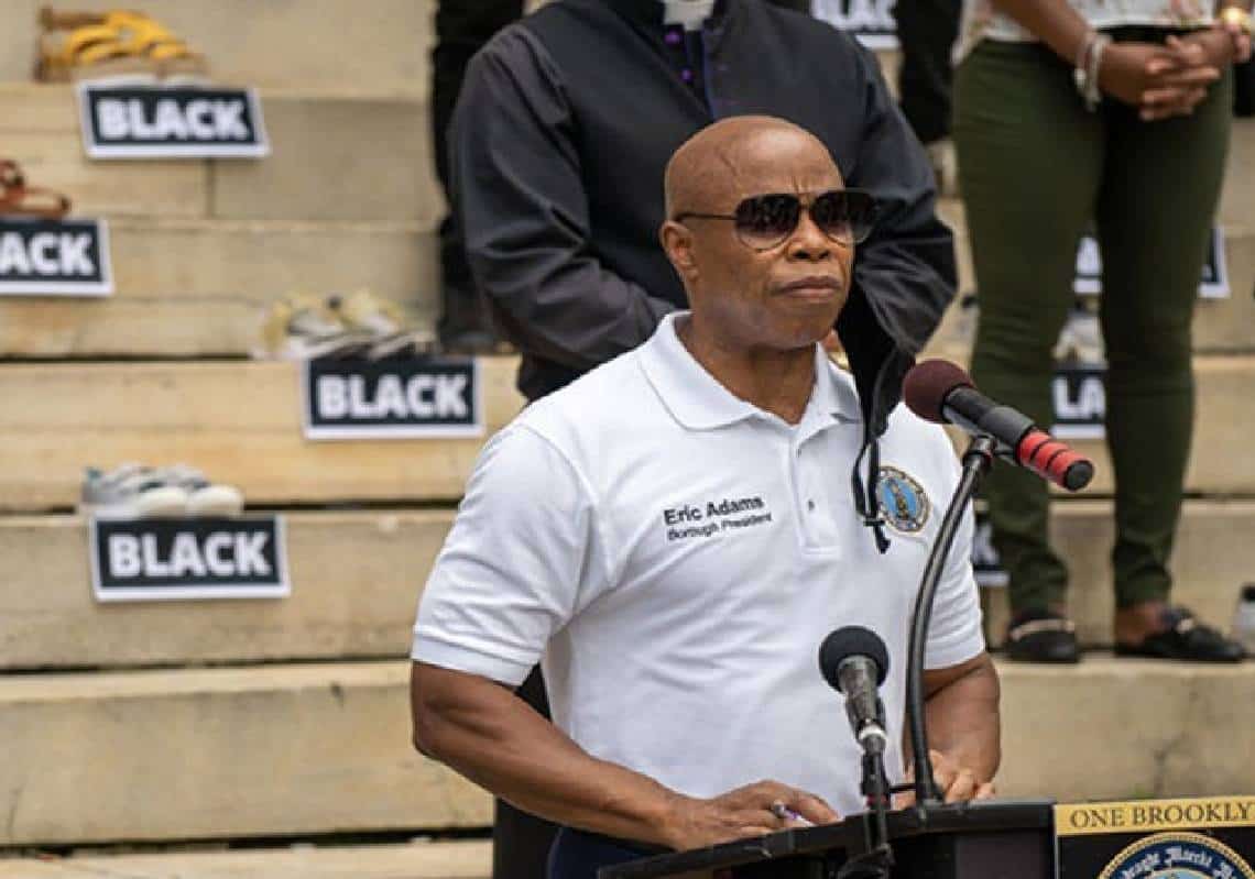 ראש עיריית ניו יורק נתפס במצלמה כשהוא מתבטא בגזענות נגד לבנים