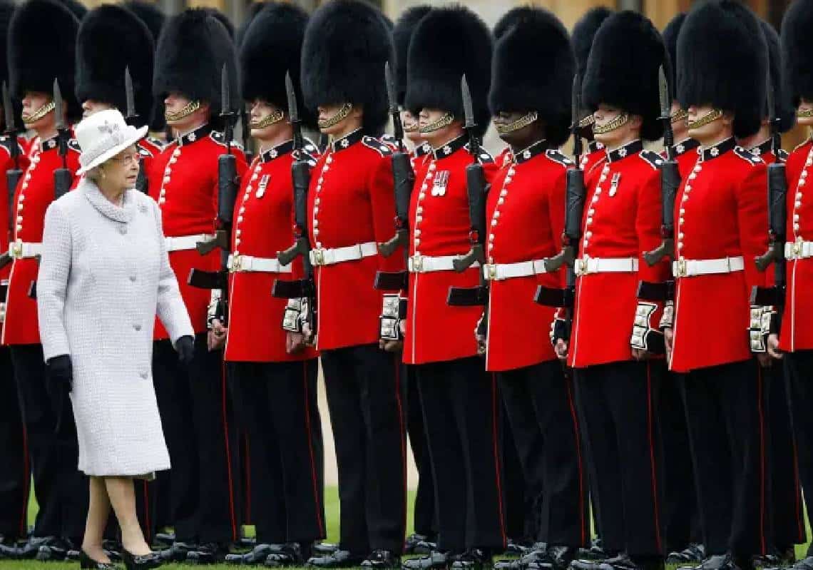 שומרי המלכה נעצרו בחשד לעסקאות סמים והלבנת הון ימים לפני חגיגות היובל המלכותי