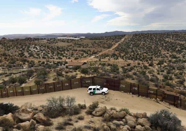 מדיניות ממשל טראמפ משיגה תוצאות: נתונים משמעותיים בתנועת המסתננים בגבול ארה"ב-מקסיקו