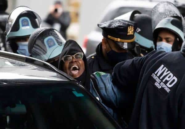 עכשיו ברור למה ניו יורק מתרוקנת מבני אדם? עוד יום של הפגנות בסימן אנטי-טראמפ ברחובות העיר, עשרות עצורים