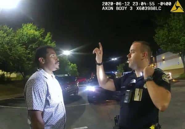 אפקט ג'ורג' פלויד? שוטר שירה למוות בגבר שחור הואשם ברצח