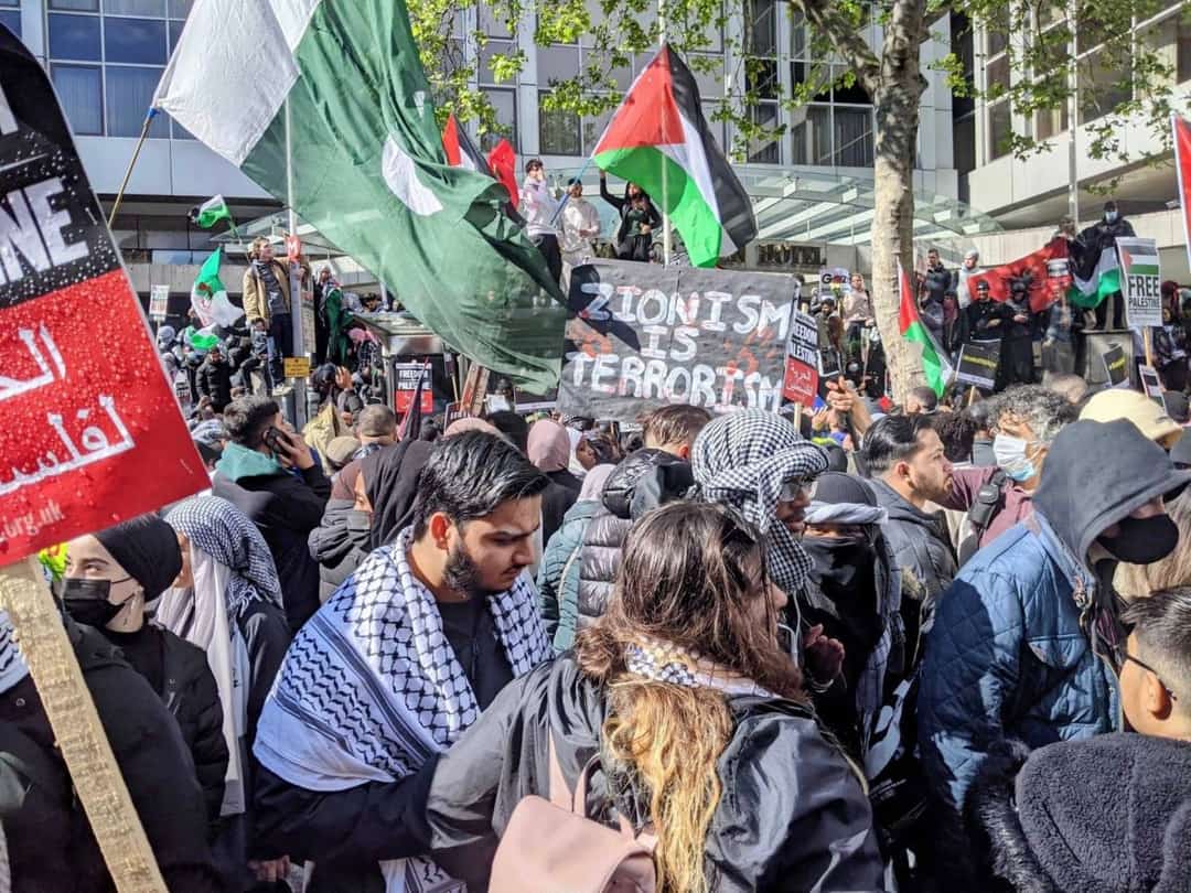 פרעות ועצורים מול שגרירות ישראל בלונדון: "אללה אכבר, תשוחרר פלשתין"