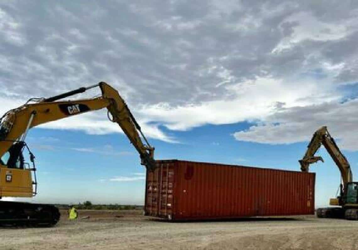 "נמאס לנו": מושל אריזונה שם קונטיינרים כדי לחסום פרצות בגבול הדרומי