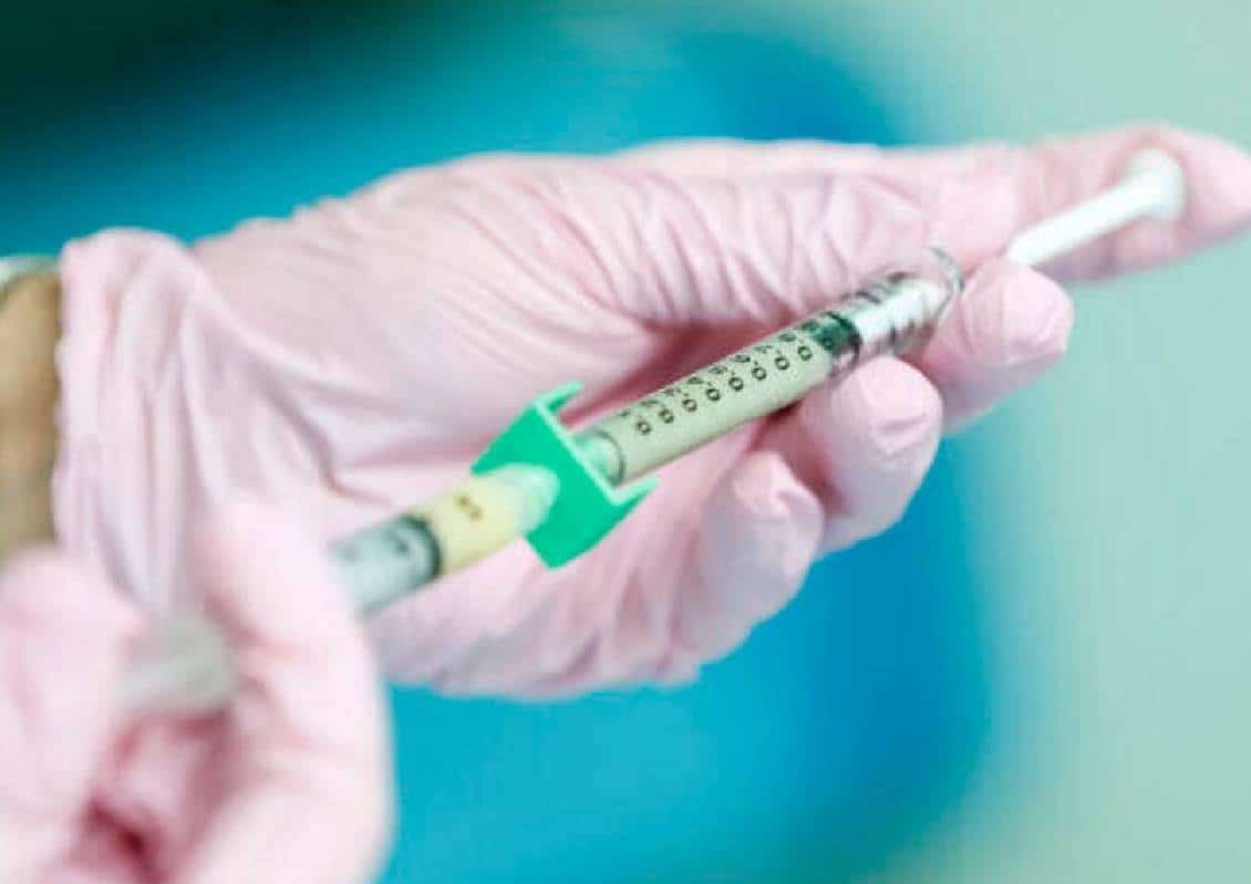 אמא תובעת את מחלקת החינוך בלוס אנג'לס: "הכרחתם את בני לזייף חתימה ולקבל חיסון, ואז שיחדתם אותו בפיצה"