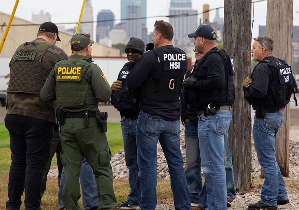 מגבירים את המאבק בסחר בבני אדם: יותר מ-40 נשים ונערות חולצו בשני מבצעים של ICE