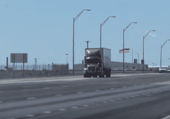 מטורף: רוחות חזקות הפכו משאית באמצע כביש מהיר בטקסס