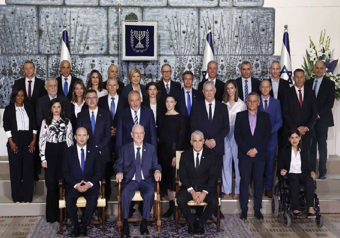 דעה: הממשלה החדשה משקפת מצב סכיזופרני שמאפיין את מדינת ישראל מאז 1974 - היא מתאימה לנו כמו כפפה ליד