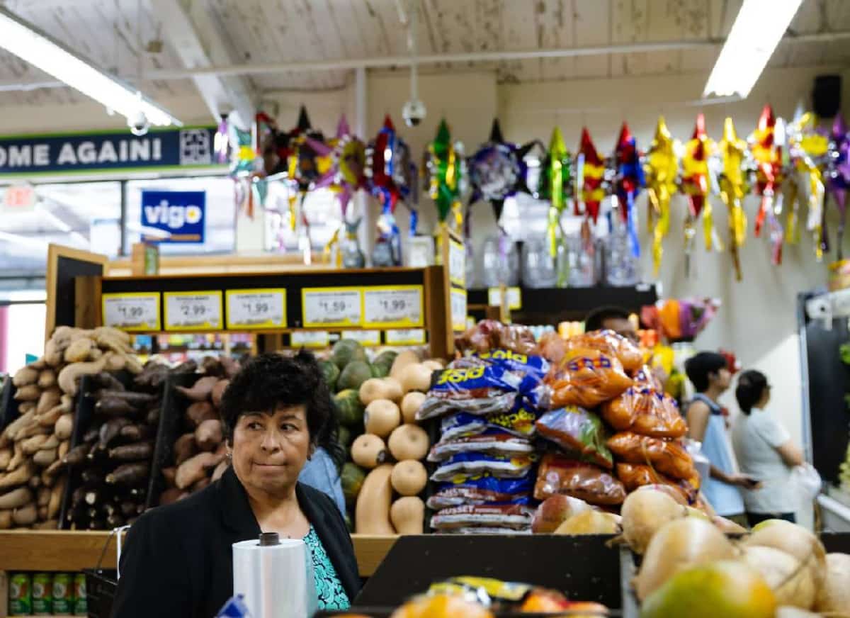 אקלים של פחד: כיצד מבצעי הגירוש של טראמפ מרסקים את הכלכלות המקומיות