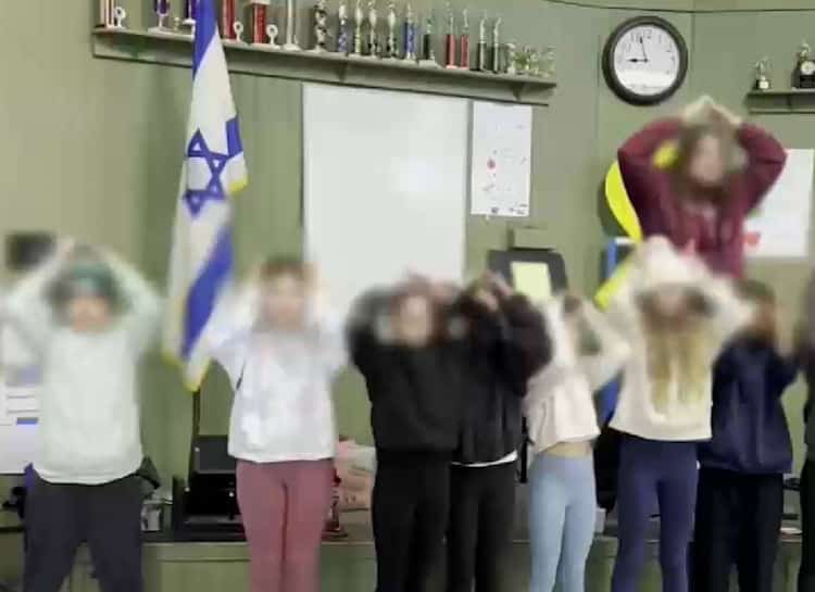 דגל ישראל מפריע לילדים? הורים דרשו להסיר אותו ממחנה יהודי - בית הספר סירב להתקפל