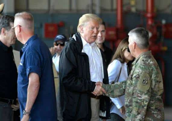 "אמריקה מתאבלת עמכם": הנשיא טראמפ ביקר באזורי הסופה