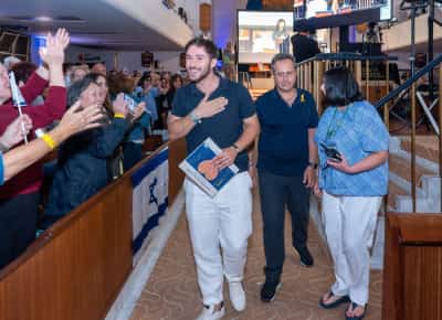 עומר שם טוב שחזר מהגיהינום הגיע לקליפורניה ומבקש – תשאלו אותי הכל. הערב הוא בלוס אנג'לס