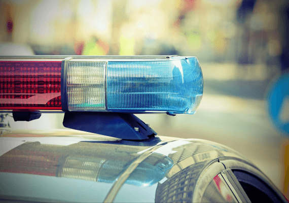 צפו: שוטר תנועה הציל אדם מפגיעת מכונית - ונפצע בעצמו