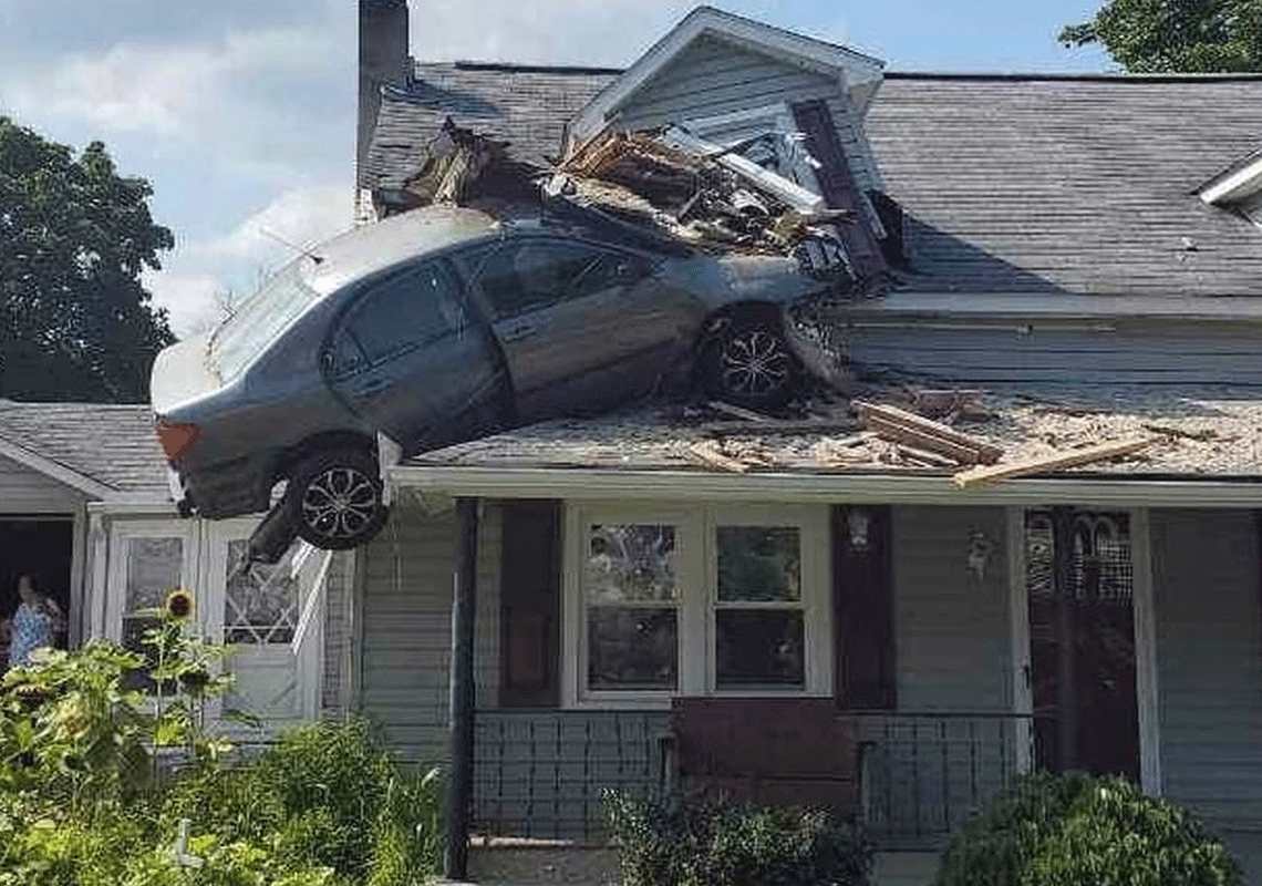 מעשה מכוון שיצא משליטה: מה גרם לרכב לנחות לתוך חדר שינה בקומה השנייה של בית פרטי?