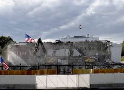 ביקורת בוושינגטון: טראמפ הורס את האגף המזרחי של הבית הלבן כדי לבנות לעצמו אולם נשפים מפואר