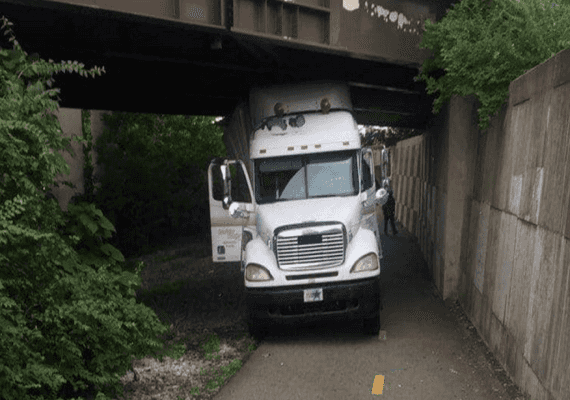 אוהיו: נהג משאית החליט לנסוע בשביל אופניים ונתקע בגשר