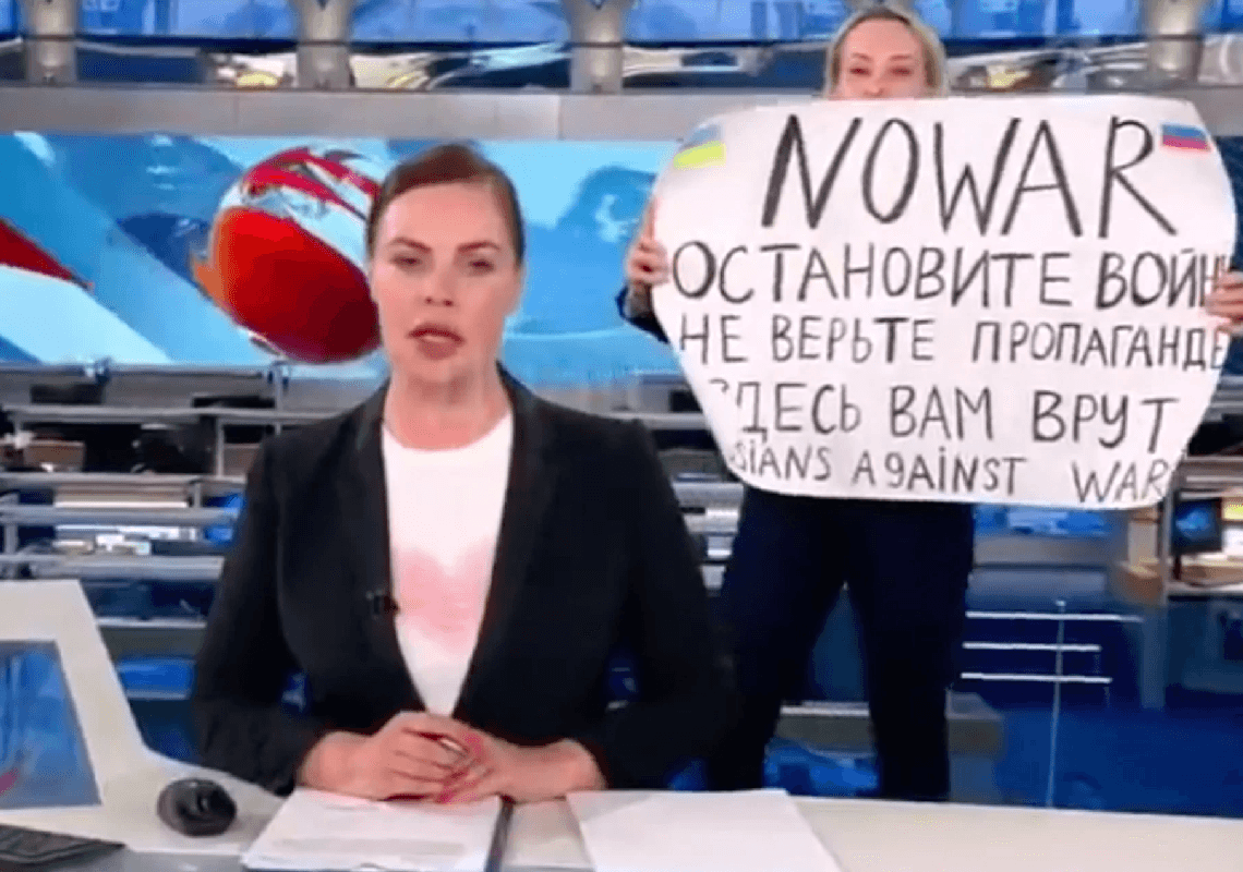 התפרצה לשידור חי בטלוויזיה הרוסית – כדי להזהיר את האזרחים מפני פרופגנדה | תיעוד